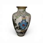 Vaso Bojudo  em Esmalte Cloisonné chinês apresentando rica decoração policromada fundo na cor branca com  vaso decorativo com ramagens de pessegueiro (símbolo de longevidade), botões de lótus , China, séc. XX. Medidas: 30 cm de altura x 10 cm de diâmetro. Bom estado.