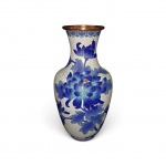 Vaso Chinês em Cloisonné  Floral Azul com bronze  esmaltado  fundo marfim com  decoração floral em azul cobalto. Base com acabamento turquesa. China, c. 1950- 1970. Medidas: 31 cm (altura)  9 cm (diâmetro).Estado: Excelente conservação.