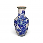 Vaso Chinês em Cloisonné  Floral Azul com bronze  esmaltado  fundo marfim com  decoração floral em azul cobalto. Base com acabamento turquesa. China, c. 1950- 1970. Medidas: 31 cm (altura)  9 cm (diâmetro).Estado: Excelente conservação.