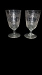 Par de taças antigas em cristal, bojo com lapidação inferior em gomos e faixa superior gravada a ácido com motivos florais. C. 1910- 1930. Medidas: 13 x 8 cm. Excelente estado.