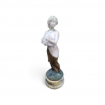 EMIL RIZEC (Alemanha, 1901- 1988 ) Alegoria do Outono. Escultura criselefantina  do período Art Nouveau/Art Déco (c. 1910-1920),  figura feminina e cacho de uvas finamente entalhada em mármore branco , drapeado em bronze com pátina original  dourada. Assinada "Rizec" na base do bronze,  sobre pedestal  de mármore , apresenta marcas do tempo e oxidação natural no metal. Vendida no estado. Alt.: 36 cm. Base: 5,5 cm x 12 cm.
