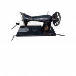 Antiga Máquina de Costura Singer em ferro fundido   decalques filigranados em dourado e emblema em bronze. Placa frontal em metal trabalhado com motivos em relevo. Peça vintage em estado original com marcas  do tempo.
