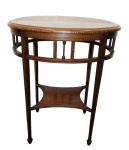 Mesa de Apoio em Mogno com Marquetaria  Início do Séc. XX   tampo com medalhão em satinwood e filetes embutidos. Cinturão vazado com balaústres, pernas retas afunilando e prateleira inferior . Dimensões: 68 x 80 x 51 cm.