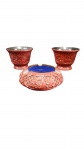 Conjunto em Laca Vermelha Entalhada ( Cinnabar)  3 PeçasComposto por dois copos/cálices (8 x 10 cm) e um cinzeiro circular com cuba interna em esmalte azul-cobalto (6 x 13 cm). Peças ornamentadas com entalhes florais em relevo. Arte oriental, séc. XX. Apresenta marcas do tempo e uso.