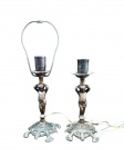 Par de pequenos abajures em metal fundido  fuste figurativo em forma de putto sobre base circular vazada. Peças adaptadas para iluminação elétrica; apresentam pátina do tempo e necessitam de revisão na fiação. Um acompanha harpa para cúpula. alt. 20 cm