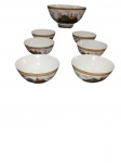 PORCELANA JAPONESA SAKURA  CONJUNTO DE TIGELAS . Apresentam delicada decoração policromada e dourada retratando paisagens tradicionais com pagodes e árvores em flor, marcadas no fundo. Medidas (da menor): Altura: 7 x  13 (Excelente estado de conservação).