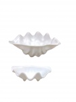 Par de Centros de Mesa / Saladeiras em Formato de Concha  Conjunto composto por 2 peças decorativas modeladas em formato de concha marinha em material não identificado , esmaltada de cor branca. Superfície ondulada com relevos acentuados. Medidas: Peça maior: 20 x 47 cm e  menor: 9 x 22 cm . Marcas de uso. bom estado geral de conservação.