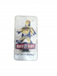 MEMORABILIA PUBLICITÁRIA  TESTADOR DE PILHAS VINTAGE RAY-O-VAC  Raro e colecionável testador  das famosas pilhas Ray-O-Vac - "as amarelinhas". Ilustrado com o clássico mascote anthropomórfico constituído por pilhas "Blindadas em Aço", apresentando mola metálica central para contacto e teste de carga. Medidas: 16 x 8 cm.(Estado regular com amarelamento do tempo).