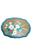 BANDEJA DECORATIVA EM MADEIRA PINTADA À MÃO  com motivo floral campestre e rebordo azul. Medindo 45 x 30 cm
