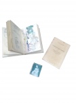 GAUGUIN, Paul  Carnet de Tahiti. Paris, Quatre Chemins - Éditart, 1954.Raríssima e esmerada edição fac-símile em dois volumes, reproduzindo com absoluta fidelidade o célebre caderno de desenhos, estudos anatômicos e aquarelas executados por Paul Gauguin durante sua primeira estada no Taiti (1891 -1893).Exemplar nº 106 de uma tiragem restrita, com os fac-símiles executados sob a chancela do mestre gravador Daniel Jacomet et Cie., garantindo máxima precisão cromática e fidelidade aos traços originais do artista. Composto por: 1. Volume fac-similado do caderno original, encadernado em tecido cru  (fiel ao modelo usado por Gauguin). 2. Volume de texto explicativo em brochura com introdução histórica de Bernard Dorival . Estado de Conservação: Perfeito estado de conservação. Exemplar excepcionalmente preservado, com miolo totalmente limpo, livre de oxidações, assinaturas de posse ou desgastes de manuseio. Encadernações firmes e cores das aquarelas muito vivas. Item digno de coleção e com excelente procedência gráfica.2. KOVÁCS, Margit  Kovács Margit Kiskönyve. Szentendre, Hungria.Edição em formato minilivro dedicada à célebre ceramista e escultora húngara Margit Kovács, apresentando ensaio biográfico e catálogo fotográfico de suas obras mais importantes.Estado de Conservação: Regular/Bom estado2. KOVÁCS, Margit  Kovács Margit Kiskönyve. Szentendre, Hungria.Edição em formato minilivro dedicada à célebre ceramista e escultora húngara Margit Kovács, apresentando ensaio biográfico e catálogo fotográfico de suas obras mais importantes . estadoregular.