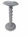 Coluna decorativa de apoio em madeira cinza com fuste salomônico em espiral e base esculpida em relevo vegetalista. Acabamento patinado em tom cinza. Altura 58 cm . Bom estado.