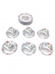 Elegante conjunto de porcelana brasileira da marca Emano, composto por 7 pratos de sobremesa e 6  xícaras de chá com pires. Decoração policromada artesanal apresentando um pássaro exótico central entre ramos floridos e motivos fitomórficos sobre fundo branco. Medidas: Pratos: 20 cm de diâmetro e  Xícaras: 6,5 x 8,5 cm}.(Bom estado de conservação). OBS: 1 xicara com asa colada. Veja imagens extras.