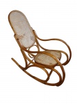 CADEIRA DE BALANÇO EM MADEIRA VERGADA ESTILO THONET cadeira de balanço em madeira curvada a vapor, segundo a célebre tradição e linguagem de design da Thonet. Apresenta espaldar alto ovalizado e assento em palhinha natural trançada sextavada, com os característicos braços em curvas sinuosas que se fundem na estrutura de balanço.(Bom estado de conservação).