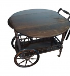 CARRINHO BAR ANTIGO EM JACARANDÁ com abas rebatíveis, colunas salomônicas e rodas raiadas de grande porte. Medidas: 76 x 97 cm (aberto) e 76 x 40 cm (fechado). Bom estado.