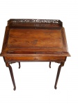 ESCRIVANINHA   ORIENTAL EM MADEIRA NOBRE   com aba basculante entalhada  no estilo oriental  no tampo, galeria superior vazada  e interior compartimentado com 3  gavetas. Pernas delgadas e tampo de escrita em veludo verde. Medidas: 1,00 x 0,80 x  0,58 m. Bom estado de conservação