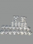 SERVIÇO DE CRISTAL COM BRASÃO DA COMPANHIA NACIONAL DE NAVEGAÇÃO COSTEIRA  em fino cristal , decorados com gravação em relevo fosco ostentando o brasão da Companhia Costeira e filete dourado na borda e na base.(Apresenta marcas de uso, desgaste no dourado e 2 taças com pequeno bicado no bordo).  Total 32 peças