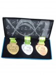 IX Jogos Sul-Americanos Medellín 2010 (ODESUR)  Conjunto completo composto por três medalhas (ouro, prata e bronze), acompanha o estojo original de época em  excelente estado  preservando o acabamento original e a integridade da caixa.