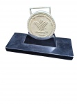 MEDALHA COMEMORATIVA EM BRONZE OXIDADA- PAN WINNIPEG 1999 COM BASE EM MADEIRA PRETA - Medalha oficial dos Jogos Pan-Americanos de Winnipeg (1999) com suporte expositor de mesa em base de madeira na cor preta. Medidas: Base 17 x 7 cm e  Medalha 8 x 7cm ; peso 166 gr