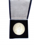 MEDALHA EM  PRATA 900 (110 g)  I MUNDIAL DE VOLEIBOL JUVENIL (BRASIL 1977) Medalha oficial de grande porte  6 cm   prata com banho de ouro, comemorativa do I Mundial Juvenil de Voleibol (1977), com os emblemas da FIVB e CBV. Acompanha estojo original.