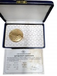 MEDALHA EM PRATA 900 EM  VERMEIL C/ CERTIFICADO  XII ASSEMBLEIA GERAL ANOC RIO 2000 -Medalha oficial  64 g, 50 mm ,  emitida pela Casa da Moeda do Brasil para a XII Assembleia  ANOC no Rio de Janeiro. Acompanha estojo  e Certificado de Autenticidade original.