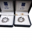 PAR DE BROCHES OFICIAIS EM ESTOJO  JOGOS OLÍMPICOS ATENA 2004 Conjunto de 2 broches comemorativos em formato de coroa de oliveira dos Jogos Olímpicos de Atena 2004, estojos originais de apresentação.
