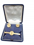CONJUNTO DE ABOTOADURAS E ALFINETE FIVB  BERTONI MILANO - Set oficial da Federação Internacional de Voleibol (FIVB) fabricado pela Bertoni Milano, composto por par de abotoaduras e alfinete de gravata dourados em estojo original de época.