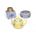 Lote de 3 Porcelanas Orientais Decorativas Mini Bule Famille Rose amarela com caracteres de longevidade. Marcação Jingdezhen na base (c. 1970 - 1980). Medidas: 7 x 12cm , Tinteiro Quadrado Porcelana azul e branca com tampa e bocal de metal. Marcação "Decorative Use" na base. Medidas: 5 x 8 x 8 cm .Pote Cilíndrico Craquelado Porcelana azul e branca com tampa. Marcação The Bombay Company. Medidas: 4 x 10 cm.