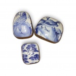 Conjunto de três caixas em porcelana chinesa em bronze. Tampas em porcelana blue and white decoradas com aves do paraíso, florais e nuvens estilizadas. Corpos em bronze cinzelado e repuxado. Medidas: 5 x 14 x 9 cm, 4 x 14 x 11 cm e 4 x 9 x 8 cm.