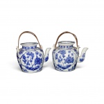 Par de minibules em porcelana oriental "Azul e Branco" com decoração floral em cartelas, acompanhados de tampas e alças móveis em metal.Medidas: 10 x 12 cm (cada).