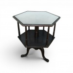 Mesa de apoio Estilo Inglês - Séc. XX   em madeira nobre  maciça escura tampo hexagonal com espelho bisotado embutido. Corpo com duas seções unidas por colunelas torneadas , base tripé estilo cabriolet. Sinais de uso e do tempo. Medidas: 72 x 59 cm. ( Retirada com agendamento em Ipanema )
