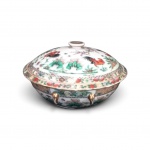 Sopeira com tampa em Porcelana Chinesa Famille Rose - Séc. XIX/XX. Decoração policromada em esmaltes figurando galos e florais, com pegas e detalhes em dourado. Medidas: 12 x 23 cm. Apresenta desgaste no ouro e fio de cabelo.