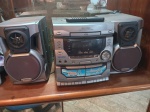 Mini System Vintage Gradiente AS 20/2 "Titanium" integrado  na cor prata, Painel frontal com display digital multifunção, rádio AM/FM, CD Player e Double Cassette Deckf com recurso Full Auto Stop. Acompanha par de caixas acústicas originais e controle remoto.  Bivolt manual (AC 120V/220V), entrada DC 12 , Potência  700W PMPO.Mecanismos e componentes eletrônicos não testados individualmente, Funcionando