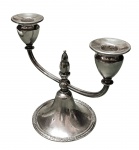 International Silver Company - Antigo castiçal década de 50, Modelo 6016 - Padrão Camille - metal com banho de prata decorado em alto relevo - 17x22x12 cm - necessitando limpeza.