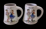 Par de canecas em porcelana pintada a mão com douração decorada em alto relevo - 14x13x12 cm.