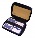 Conjunto com 2 baralhos - completos - acompanha bloco de anotações, lápis e uma case.
