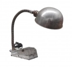 Antiga luminária articulável de mesa em metal pintado - 35x38x13 cm - funcionando - com desgastes na pintura e do tempo.