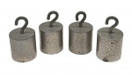 Conjunto com 4 pesos padrão cilindrico com gancho em metal - 100g cada - 05x2,5 cm - com desgastes do tempo e do uso.