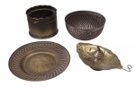 Lote composto por 4 peças em metal - sendo 1 cachepô 07x09 cm - 1 bowl 05x11,5 cm - 1 pequeno prato 14 cm - e 1 porta incenso 06x14x08 cm - com desgastes do tempo e do uso.