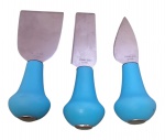 Conjunto com 3 facas de queijo em inox com cabo em plástico.