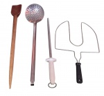 Lote composto por 04 utensílios de cozinha em inox com cabo em plástico, madeira e alumínio - utilidade e estado conforme foto.