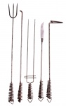 Kit de churrasqueira em metal com cabo espiral - sendo 1 levantador de tampa 50x09 cm - 1 atiçador 57 cm - 1 espeto duplo 52x07 cm - 1 garfo 63x06 cm - e 1 faca 49 cm - com desgastes do uso e necessitando limpeza.