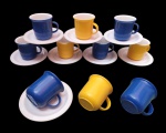 COVEY - Conjunto com 10 xícaras com seus respectivos pires para café em plástico - 07x08 cm a xícara e 12 diam o pires - faltando 2 pires.