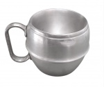 Caneca em alumínio - 10x15x10 cm - com pequeno amassado perto da borda.