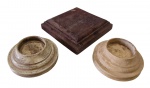 Lote composto por 3 bases em madeira - 03x14x14 cm a maior e 3,5x10 cm os menores - com desgastes do uso e necessitando limpeza