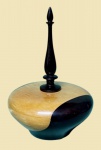 Decorativo ricamente torneado em madeira marchetada e envernizada - 22x15 cm - em perfeito estado.