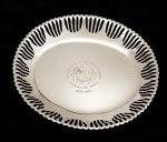 ROTARY CLUB - M-EPS - Centro de mesa em metal com banho de prata e bordas fenestradas - promocional Rotary Club de São Paulo-Oeste - 04x24 cm.