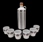 GERMER - Conjunto de licoreira em porcelana com 7 peças - sendo 1 licoreira 26x08 cm - e 6 pequenos copos 5,5x05 cm.
