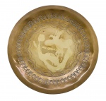 Prato decorativo em metal - 17 diam - com leves amassados nas bordas.