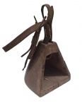 Antigo estribo em madeira esculpida com cinto de couro - 26x14x14 cm - com desgastes do tempo e do uso.