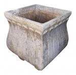 Grande vaso em concreto - 47x42x42 cm - com desgastes do uso e com algumas lascas conforme foto que não prejudicam a utilidade.